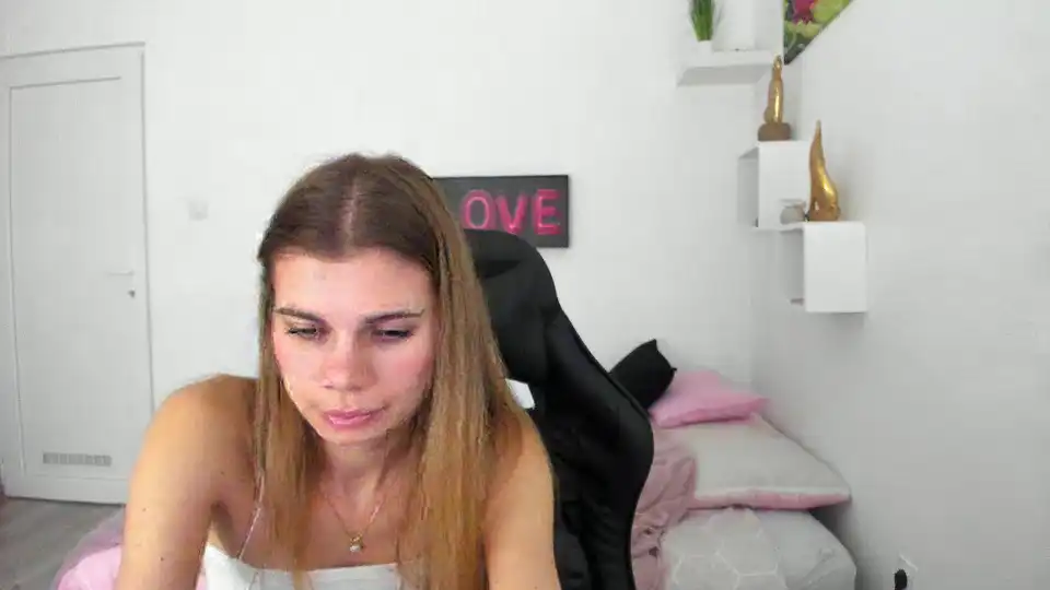 Rileyreid_18 – Myfreecams Live Video Recording – 2025-05-18 23:13:09