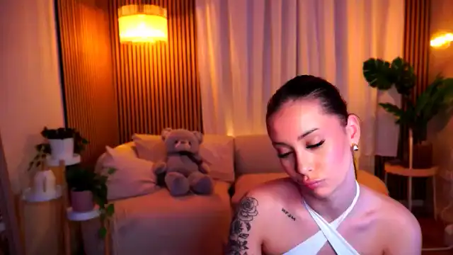 Naomii18 – Myfreecams Live Video Recording – 2025-05-03 08:33:17